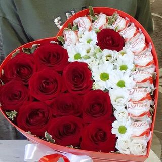 წითელი ვარდები.ქრიზანთემები და რაფაელო გულში