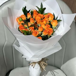 სტაფილოსფერი სპრეი ვარდების თაიგული