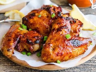 ქათმის ფრთები ტკბილ-ცხარე სოუსით