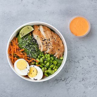 ქათმის და ავოკადოს სალათი