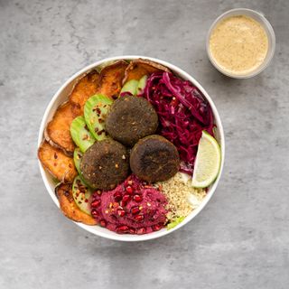 ჰუმუსის და ფალაფელის სალათი