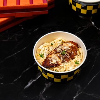 პასტა პეტუჩინი ქათმით /PASTA FETTUCCINE CON POLLO