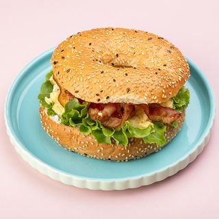 ბეიგელი ბეკონის ჩიფსით და სქრემბლით