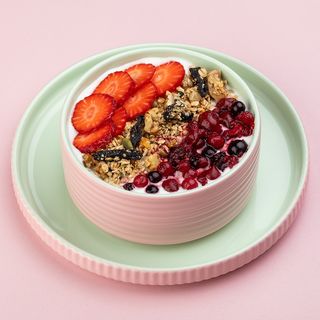 სმუზის თასი გრანოლათი და კენკრით