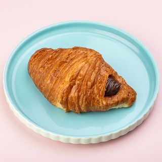 კრუასანი შოკოლადის შიგთავსით