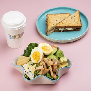 კომბო N4- კობბ სალათით და თინუსის ტოსტით