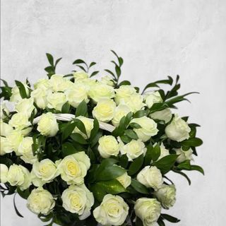 კალათი თეთრი ვარდებით