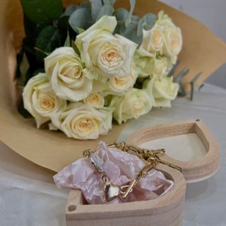 სამაჯური თაიგულთან ერთად