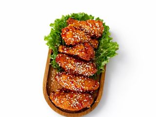 ქათმის ფრთები ტკბილცხარე სოუსში