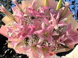 ვარდისფერი ლილიები და გიფსოფილა