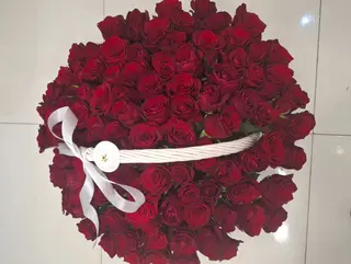 101 წითელი ვარდი კალათით