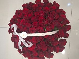 101 წითელი ვარდი კალათით