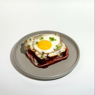 Croque madame (sandwich with egg, chicken ham and cheese)