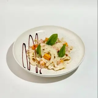Pasta with shrimp and roasted pumpkin
