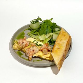 Omelette with shrimps and hollandaise sauce