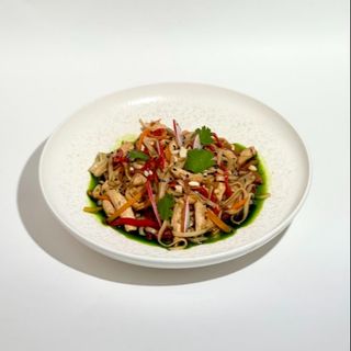 Asian noodles with chicken and mushrooms