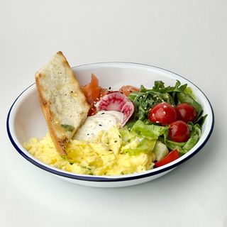 Scrambled eggs with salmon and cream sauce