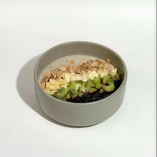 Oatmeal with seasonal fruits