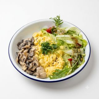 Scrambled eggs with chicken & mushrooms