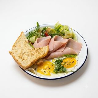 Fried eggs with ham
