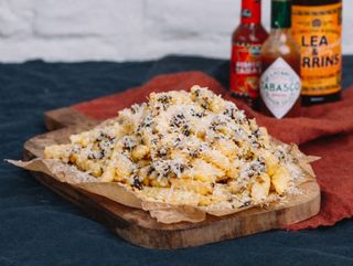 კარტოფილი ფრი შავი ტრუფელის სოუსით და პარმეზანით