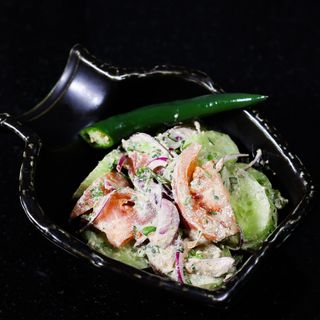 კიტრი-პომიდვრის სალატი ნიგვზით