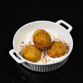 ქათმის ბურთები ჩქმერულის სოუსით