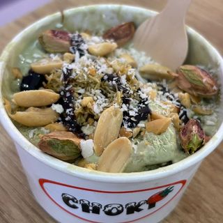 ფისტის ნაყინი თხილეულით