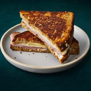 ტოსტი ლორით და ყველით