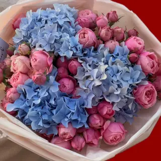 Hydrangea x Spray roses