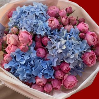 Hydrangea x Spray roses