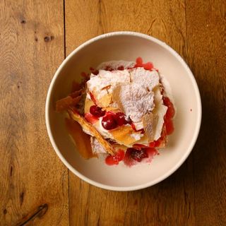 ნაპოლეონი ცოცხალი კენკრით და ალუბლის კომპოტეთი