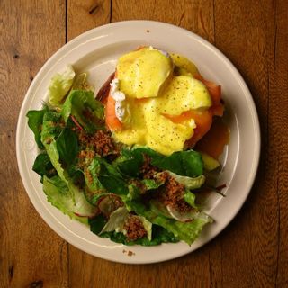 ბენედიქტი შებოლილი ორაგულით ბრიოშის პურზე