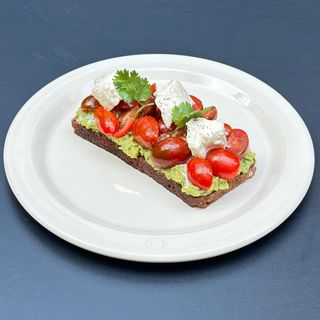 ავოკადოს ტოსტი ჭვავის პურზე 