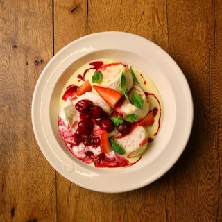 მაჭკატები ალუბლის კომპოტეთი და კრემ ანგლეზით