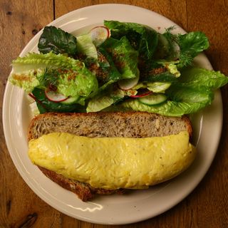 ათქვეფილი კვერცხი მწვანე სალათით