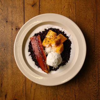 შავი ბრინჯის ფაფა ქოქოსით და მანგოთი