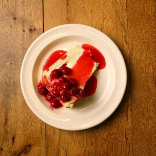 უშაქრო ბასკური ჩიზქეიქი ალუბლის კომპოტეთი