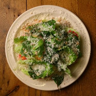 დაგრილული ქათმის სალათი ბაზილიკის პესტოთი