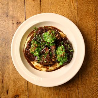 ნელი მომზადების საქონლის არტალა, კარტოფილის პიურეთი და ნიახურით