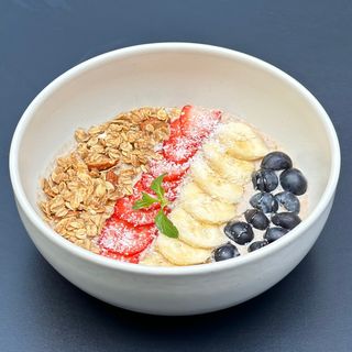 შვრიის ფაფა სეზონური ხილით 