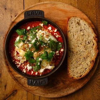 მოროკოული შაკშუკა ფორშირებული კვერცხით და ფეტა ყველით