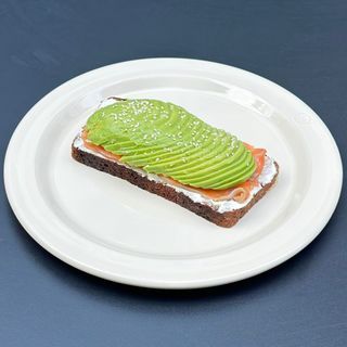 ავოკადოს ტოსტი ორაგულის გრავლაქსით