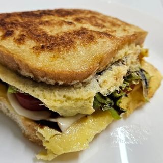 ომლეტის სენდვიჩი სალიამით