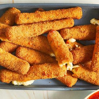 მოცარელას ჩხირები არაჟნის და პიტნის სოუსით