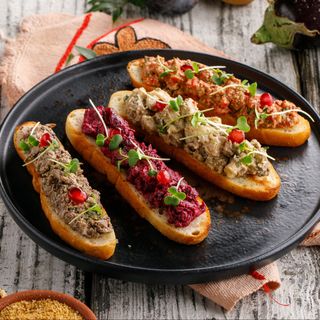 ფხალის ასორტი ლავაშზე