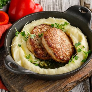 ქათმის კატლეტები კარტოფილის პიურეთი