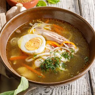 ქათმის ბულიონი ხორბლის ლაფშით