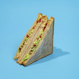 ქათმის და გუაკამოლეს ტოსტი