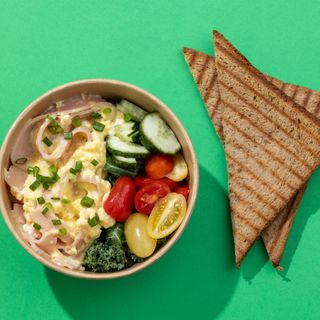 სქრემბლი ინდაურის ლორით და ტოსტით